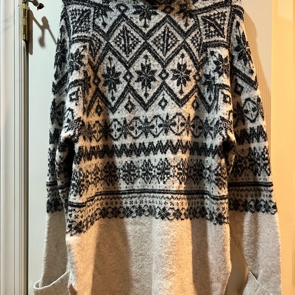 Beautiful & Soft Sweater - Picture 2 of 3